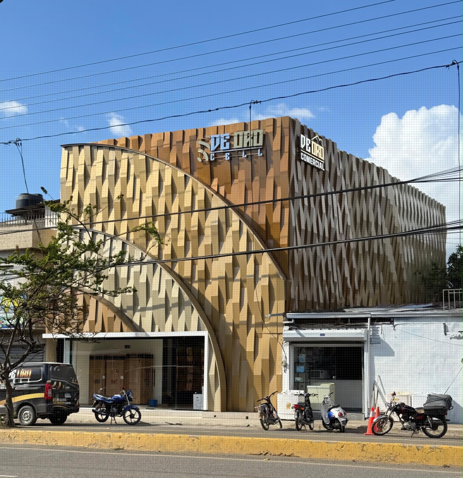 Fachada de DE ORO CELL en la Av. Estrella Sadhalá